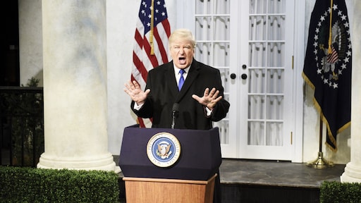 Alec Baldwin in de clinch met zoon Trump