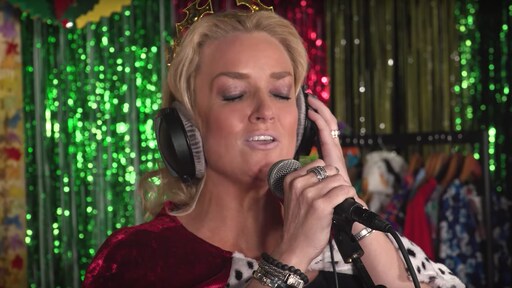 Samantha Steenwijk zingt Carnavalsklassieker met een twist