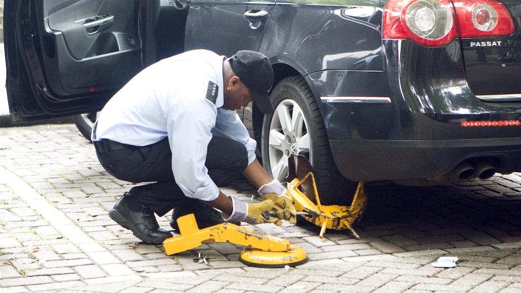 Wielklem zetten op politieauto? 'Makers StukTV gaan te ver'