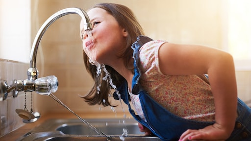 Is (veel) water drinken gezond? 'Je lichaam geeft wel een seintje als je moet drinken'