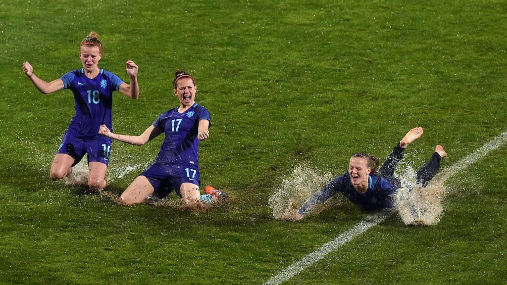 De Oranje Leeuwinnen maakten toch nog gebruik van het natte veld