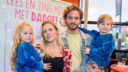 Dochtertje Jim Bakkum heeft lokken om jaloers op te worden