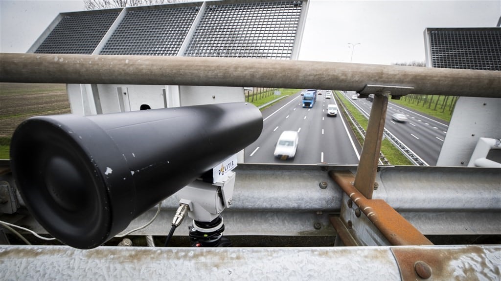 Appende automobilist de pineut door slimme mobiele flitser