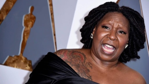 Whoopi Goldberg kruipt door de oog van naald
