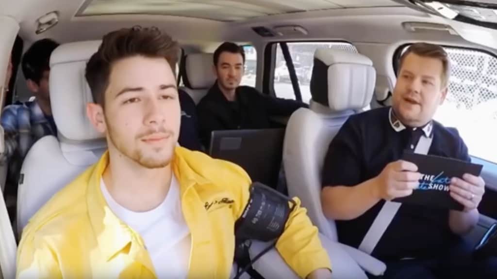 Nick Jonas klapt uit de school tijdens Carpool Karaoke
