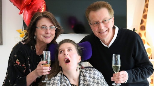 Amy lag vijf jaar in het ziekenhuis door een notenallergie, en nu is ze 'eindelijk thuis'