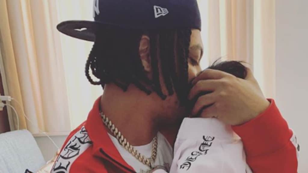 Ronnie Flex toont dochtertje Nori aan de wereld