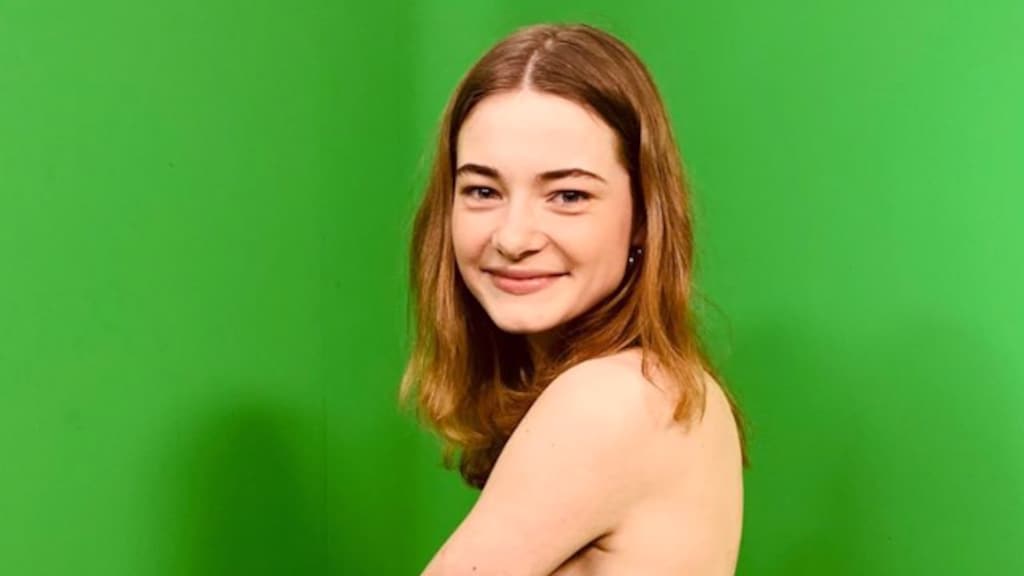 Emma Wortelboer geeft punten tijdens Songfestival