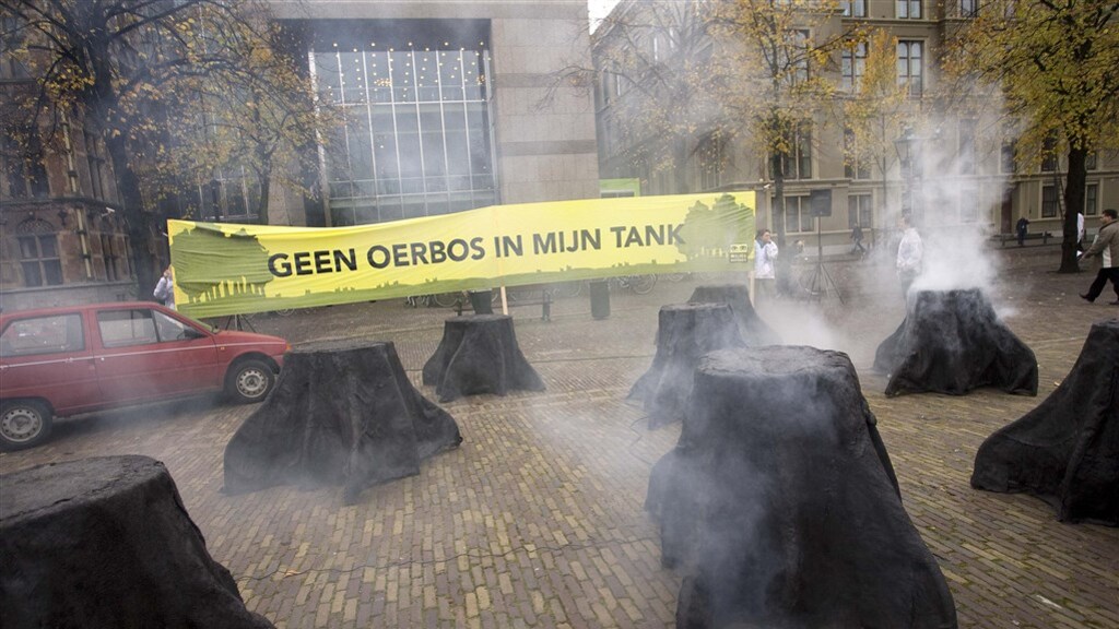 Greenpeace dan organisasi lingkungan lainnya telah menentang penggunaan minyak sawit sebagai bahan bakar selama bertahun-tahun.