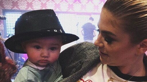 Roxeanne neemt Fender mee naar Holland zingt Hazes