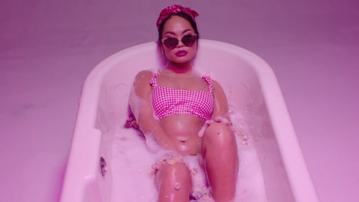 EOTB-Lena fouilleert erop los in nieuwe clip