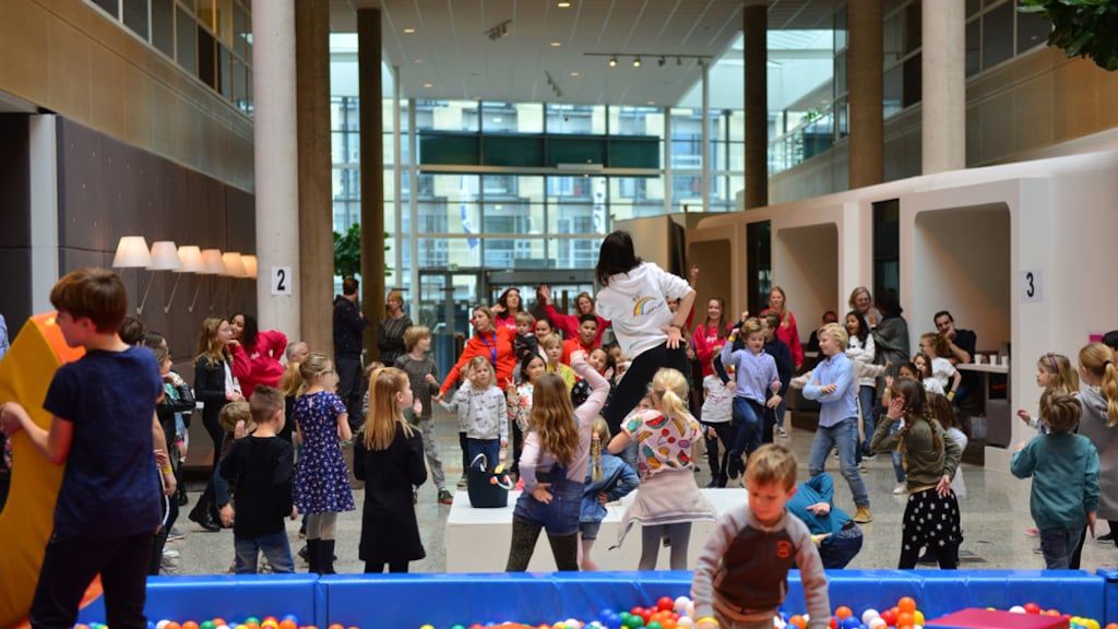 Ballenbak in de lobby: bedrijven regelen kinderopvang vanwege lerarenstaking