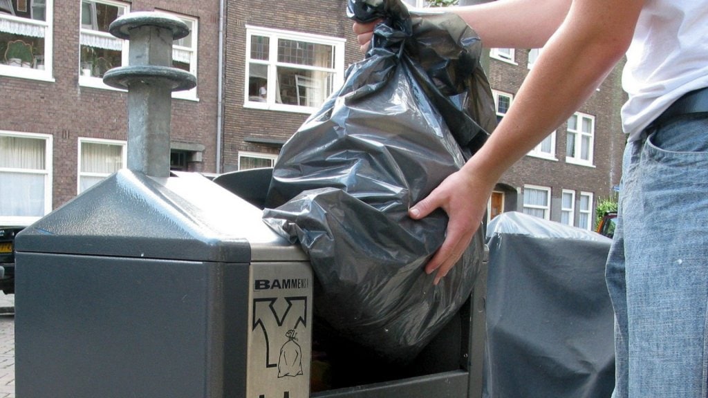 Bewoners van steden produceren minste afval