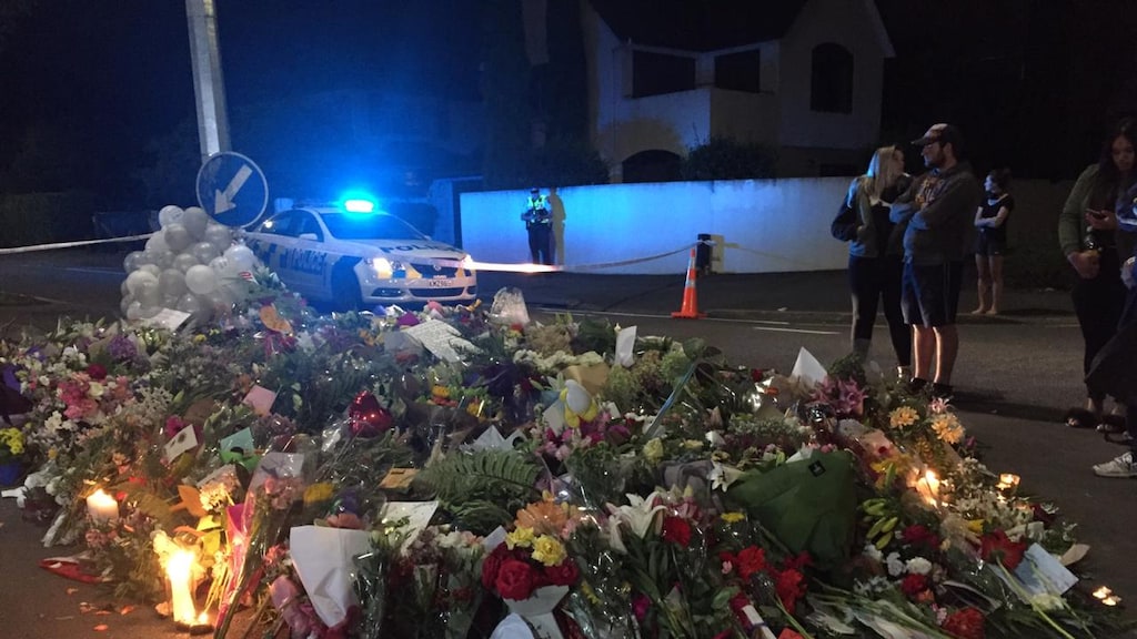 Zeeën van bloemen overal om de slachtoffers te herdenken.