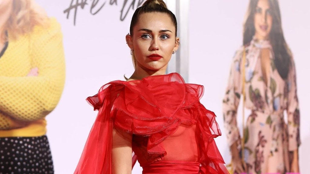 Miley Cyrus emotioneel bij afscheid van overleden Voice-deelnemer