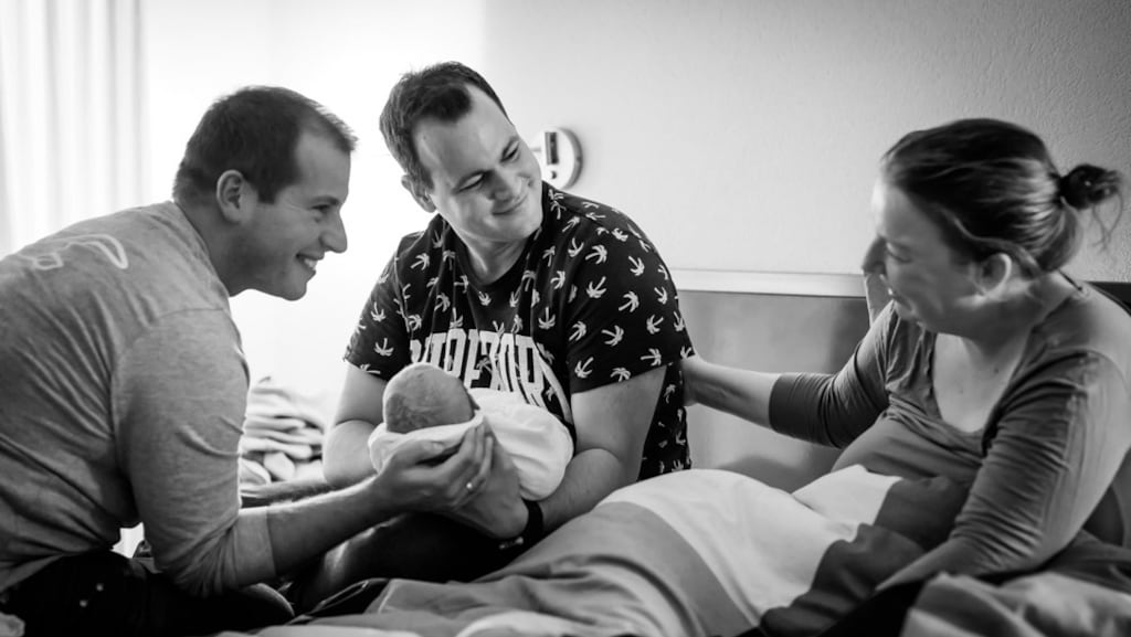 Pauline met wensvaders Duco en Ron en hun pasgeboren dochter