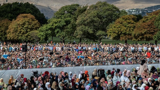 Nieuw-Zeeland staat stil bij bloedbad: Imam bedankt premier voor leiderschap