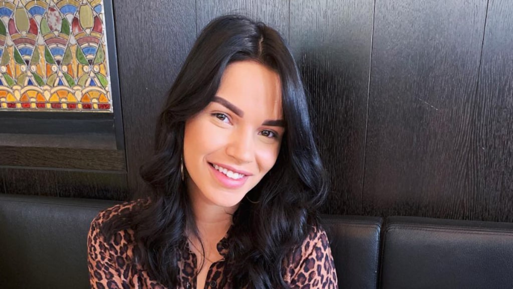 Oei! Monica Geuze verknipt haar eigen kapsel