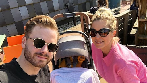 Jim Bakkum en Bettina genieten van eerste zonnenstralen