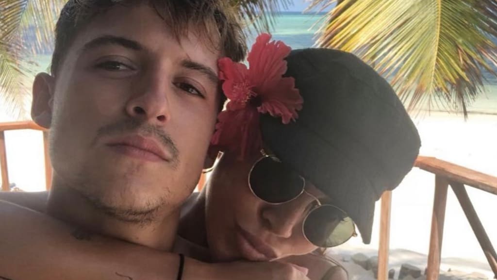 Jaimie Vaes showt trots babybuik in bikini