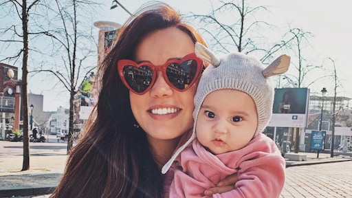 Bibi Breijman deelt baby Teddy's eerste zonnestralen op Instagram