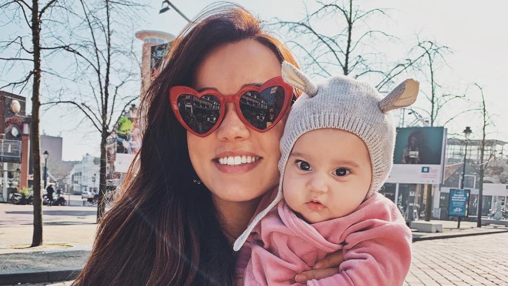 Bibi Breijman deelt baby Teddy's eerste zonnestralen op Instagram