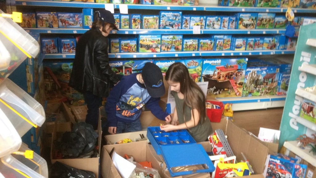 Nieuw speelgoed voor Jayden (12) die al zijn Playmobil verloor bij een auto-ongeluk