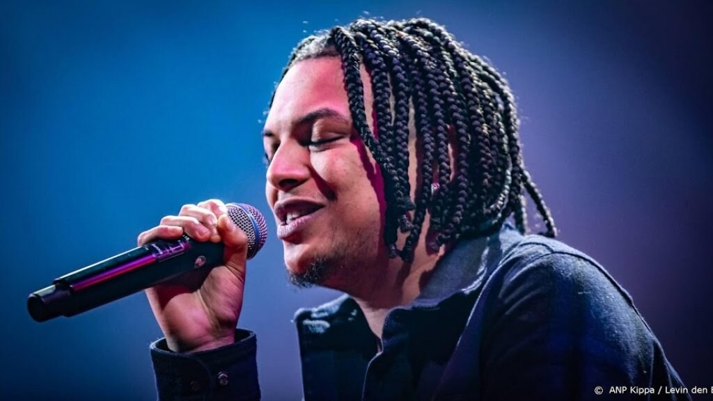 Ronnie Flex hint op tweede kledinglijn