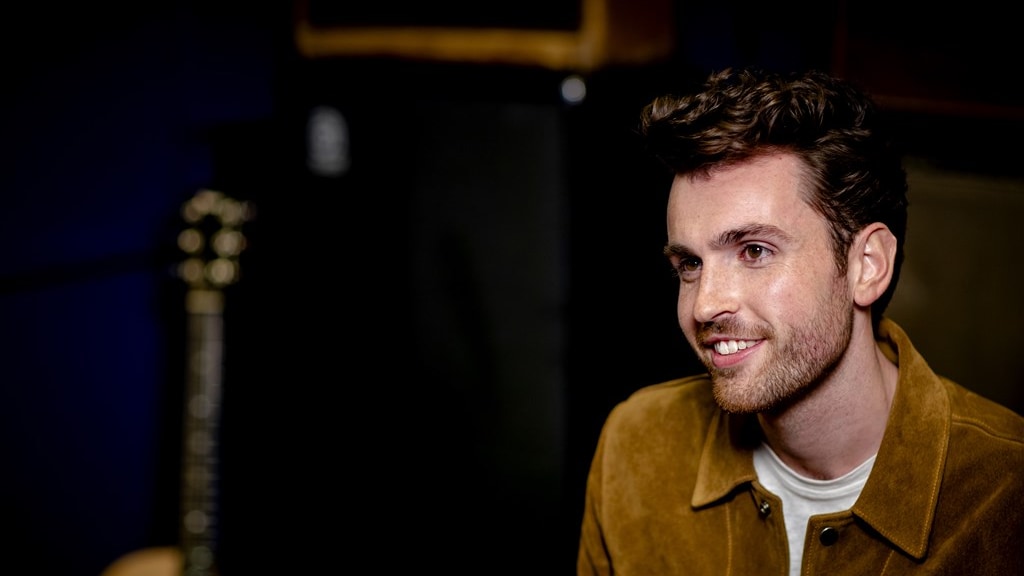 Duncan Laurence gaat met de billen bloot