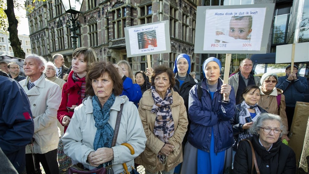 Minister De Jonge: zorg voor bufferzones bij abortusklinieken