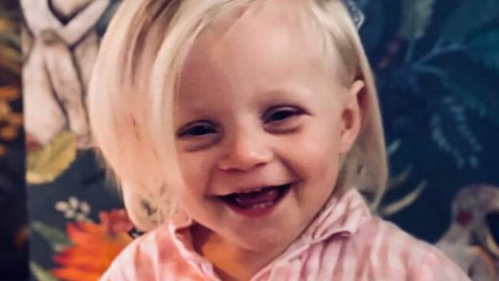 Schattig: dochtertje Xander de Buisonjé zingt Slaap Kindje Slaap