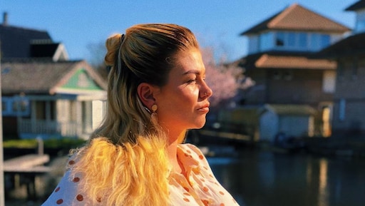 Roxeanne Hazes showt haar schitterende curves