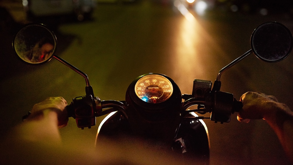 Protesterende scooteraars rijden zonder helm over de snelweg