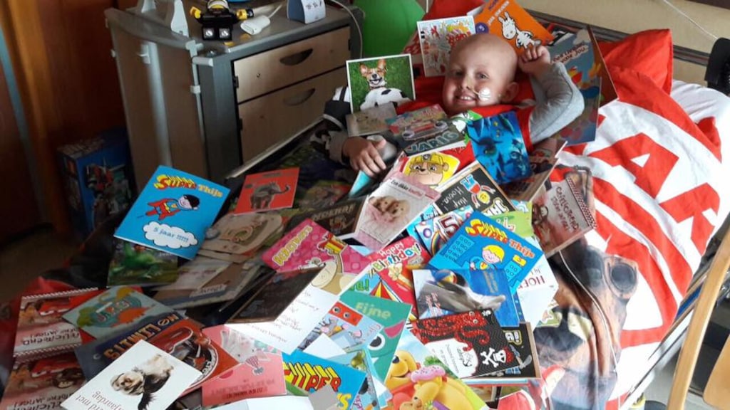 Thijs werd tijdens zijn ziekte bedolven onder de kaarten.