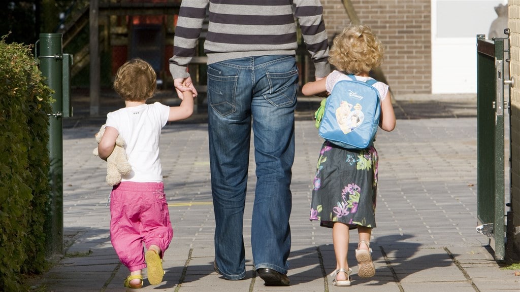 Vooroordelen jagen mannen de kinderopvang uit: 'Mijn zoontje was gek op hem'