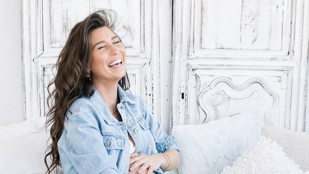 Hoogzwangere Xelly straalt van oor tot oor