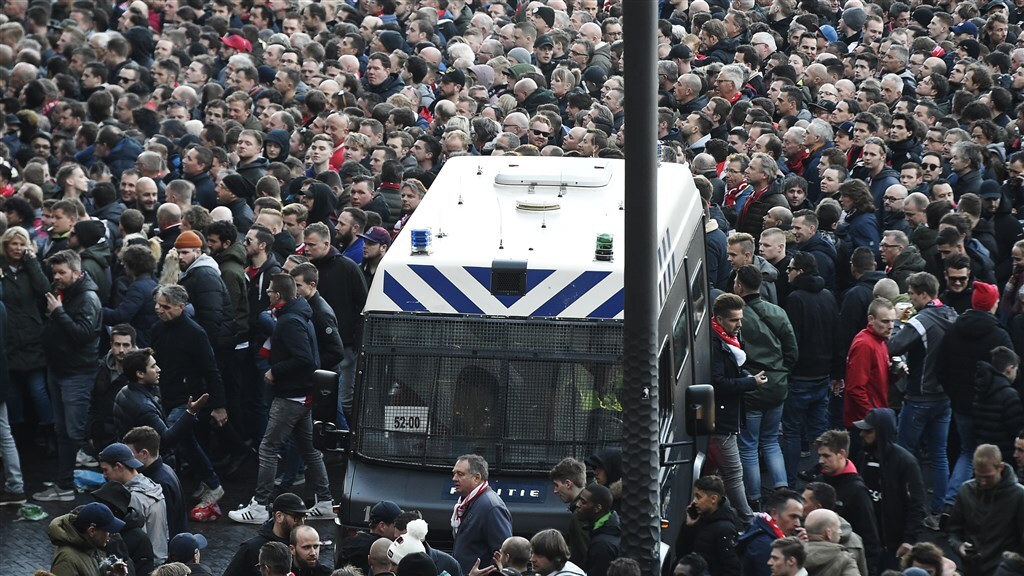 Politie zet waterkanon en paarden in tegen Ajax-supporters