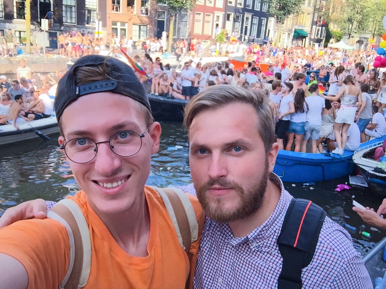 Pavel en Evgenii tijdens de Pride in Amsterdam.