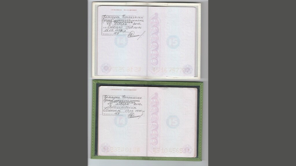 De paspoorten waardoor hun huwelijk officieel werd erkend in Rusland.