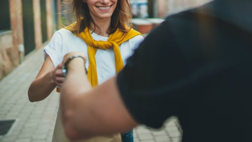 Leonie (15) is maaltijdbezorger: 'Vrouw gooide hete koffie over me heen'