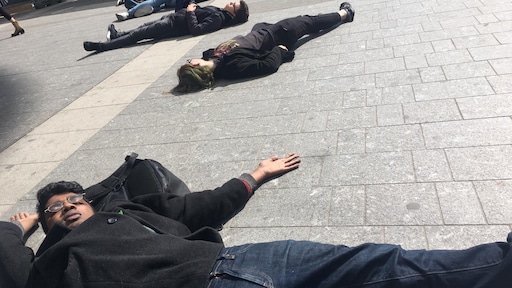Mensen op Utrecht CS 'vallen dood neer' als protest voor het klimaat