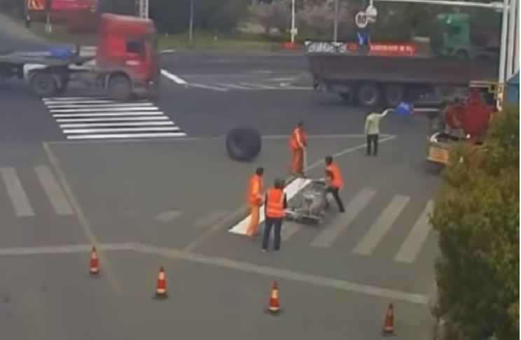 Bizar: losgeraakt vrachtwagenwiel 'plet' nietsvermoedende wegwerker