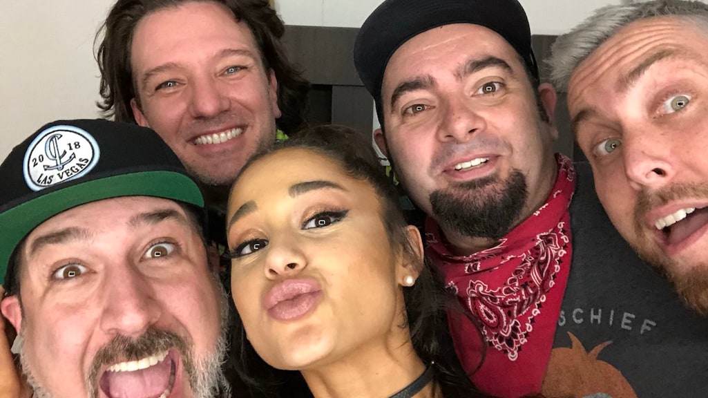 Ariana haalt NSYNC podium op tijdens Coachella