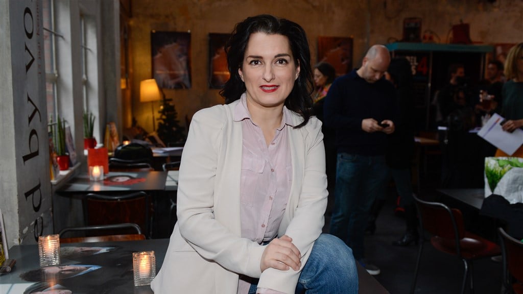 Carly Wijs doet op hilarische wijze Sylvie Meis na