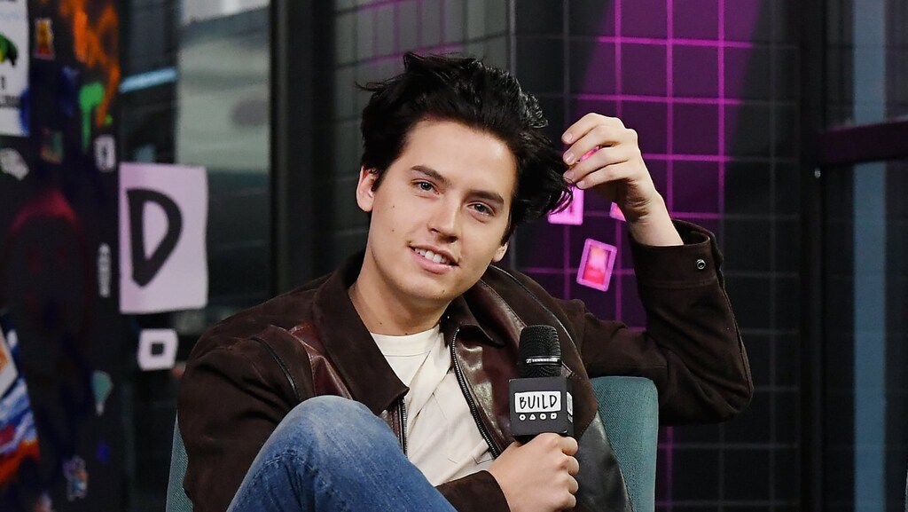 Cole Sprouse zegt vaarwel tegen zijn zwarte lokken