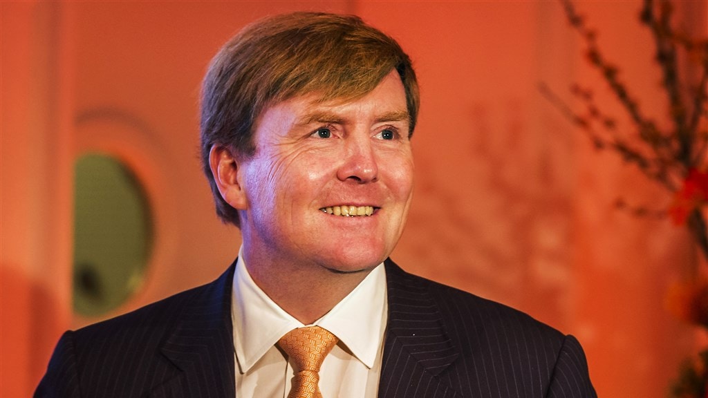 Koning Willem-Alexander wordt niet herkend op feest