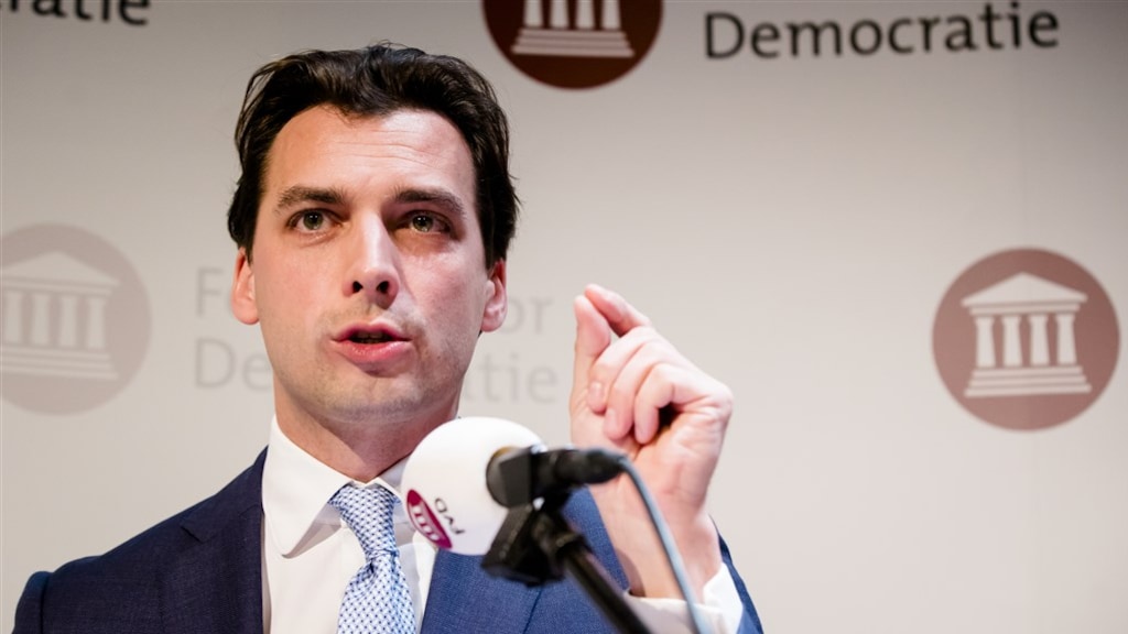 Thierry Baudet blust 'brand' op kantoor Forum voor Democratie