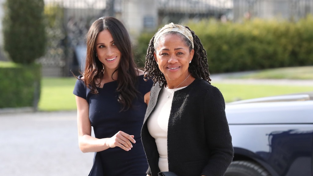 De moeder van Meghan Markle is aangekomen in Engeland