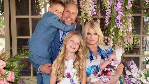 Jessica Simpson showt pasgeboren dochtertje voor het eerst