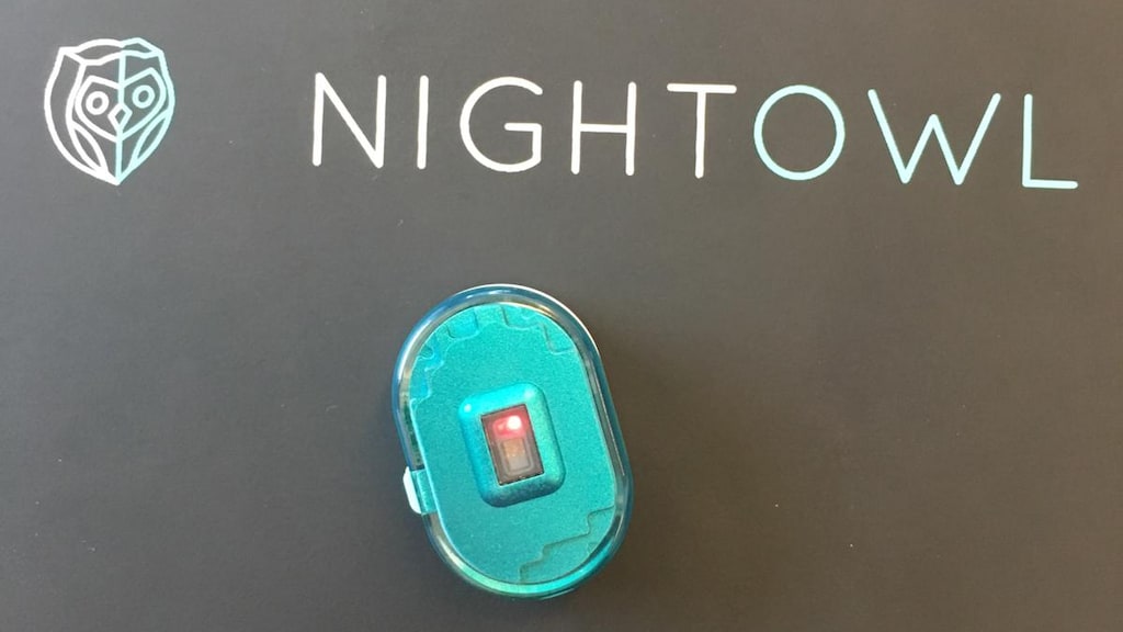 Het apparaatje wordt aan de vingertop gekleefd en vangt zo signalen op van de ademhaling